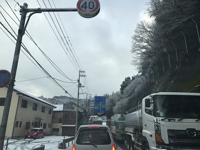 大洲市　雪　渋滞